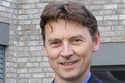Teknisk direktør Geir Løvnes i Tele2 understreker at dekningen selskapet vil ha når de må gi slipp på 900 MHz i september 2014 avhenger av utbyggingen i 2100 MHz-båndet fram til da.