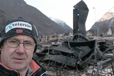Dekningsdirektør Bjørn Amundsen i Telenor har besøkt den brannrammede bygda Lærdal og bygd opp 4G-dekning i bygda.