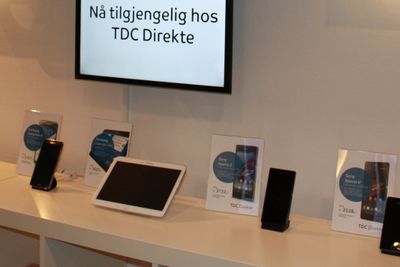 Her er noen av telefonene TDC selger via sin nettbutikk, og som står utstilt i visningerommet bak resepsjonen hos TDC i Nydalen. 