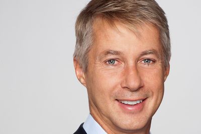 Tele2s konsernsjef Mats Granryd mener selskapt i realiteten ikke hadde annet valg enn å selge seg ut av Norge etter at de mislyktes i å sikre seg frekvensressurser som var nødvendige for videre drift.