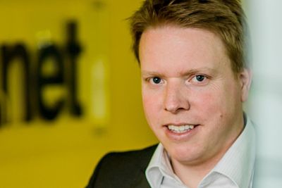Ice-sjef Eivind Helgaker vil fortere havne i en posisjon som aggressiv konkurrent i mobilmarkedet ved kjøpet av Tele2s basestasjoner og tilgang til rimelig nasjonal gjesting, mener Oslo Economics.