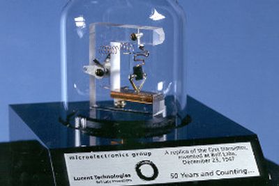 Replika av den første transistoren