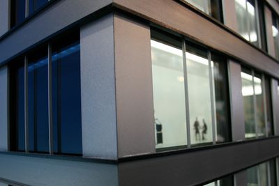 Bildet av modellhuset viser tydelig at vindusrutene slipper gjennom mindre lys på den siden sola skinner på.
