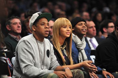 Shawn Carter, alias Jay Z, med kona Beyoncé Knowles på basketballkamp.