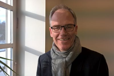 Daglig leder Steinar Svalesen i Meawallet vil både la deg betale og låse opp døra med mobilen.
