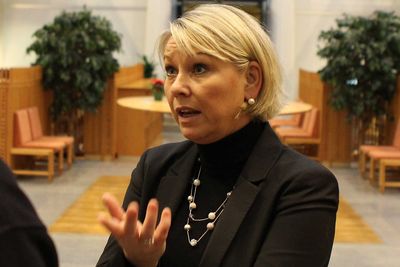 Næringsminister Monica Mæland peker på at eierskapsmeldingen slår fast at kvinner skal opp og fram i ledelse, men understreker at det er en rekke kriterier som skal oppfylles når Telenor nå skal finne ny toppsjef.