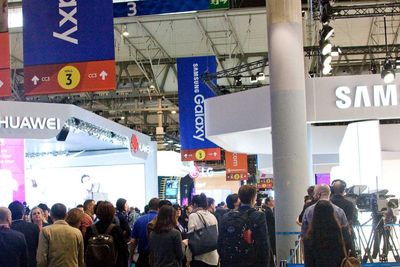 GSMAs årlige konferanse og messe, Mobile World Congress åpner for publikum mandag, men en rekke selskaper tjuvstartet lanseringene søndag.