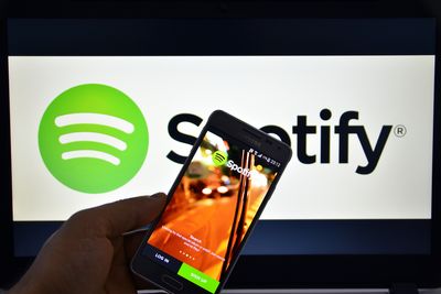 Strømmetjenester som Spotify og tilgang til sosiale medier er blant tjenestene som enkelte operatører har tilbudt uten at det belaster datapakkene i mobilabonnementet. Det er helt greit, men ikke etter at datapakkene er brukt opp. Da må all trafikk over Internett behandles likt.