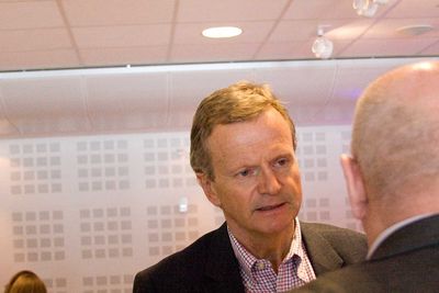 Tor Helge Lyngstøl og Jon Fredrik Baksaas i samtale med Torstein Olsen under Nkom agenda i juni. Onsdag legger Baksaas fram sitt siste kvartalsregnskap som Telenor-sjef og overlater roret til Sigve Brekke.