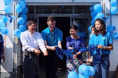 Et bilde fra lykkeligere tider i Myanmar. Dagens Telenor Norge-sjef Petter-Børre Furberg ledet Telenors inntog i Myanmar i 2013.  