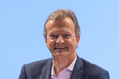 Avtroppende konsernsjef Jon Fredrik Baksaas i Telenor har de siste dagene blitt sitert i indiske medier på at den indiske operasjonen er svært viktig for Telenor og at han ser deling og handel med frekvenser som en vei ut av frekvensknipen selskapet er i.