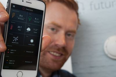 Medgründer og daglig leder Erik Stokkeland viser fram smarthus-appen, her tilbake i 2015. Arkivbilde.