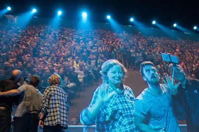 Berit Svendsen og Sigve Brekke under et arrangement på Telenor arena i 2015. Konferansier Stian Blipps ansikt uttrykker den samme forfjamselsen som mange i dag kjenner på.