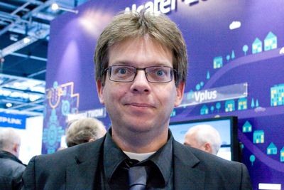 Markedsdirektør for fastnett, dr. Stefaan Vanhastel i Alcatel-Lucent forteller at XG-fast kan levere én gigabit per sekund båndbredde symmetrisk over vanlige telefonledninger.