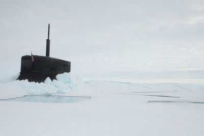 Torsdag 30. juli dukker angrepsubåten SNN 21 opp av isen på polpunktet i Arktis. 