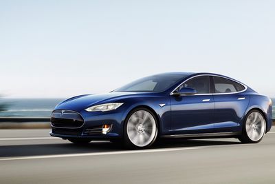 Tesla har gjort det skarpt med sin elektriske Model S så langt, men nå får deres P85Dmotbør i brukerundersøkelse. 