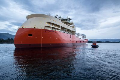 Konstruksjonsskipet Island Offshore/Edison Chouest på vei til utrustningskai etter sjøsetting tirsdag 25. august. Skipet skal døpes Island Venture.