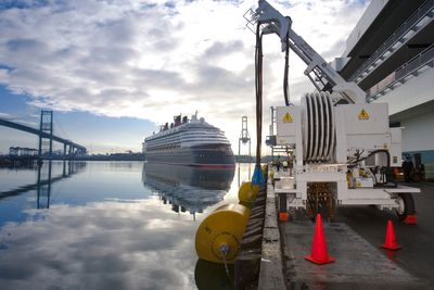 Cavotec har levert et mobilt landstrømsystem til Los Angeles. Det benyttes av tre cruiserederier: Disney Cruises, Princess Cruises og Norwegian Cruise Line. 