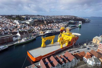 Viking Neptun synes godt i Stavanger sentrum. Dekksarealet er på hele 2.600m2. 