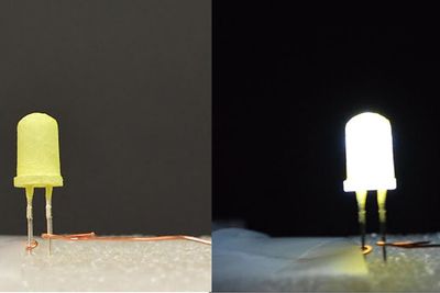 LED-dioden til venstre er påført et gult fluorescerende belegg som gjør diodens kalde, blå lys mer hvitt for det blotte øyet. Dioden til venstre er avslått. Amerikanske forskere utvikler nå nye, mer stabile og mindre kostbare belegg.