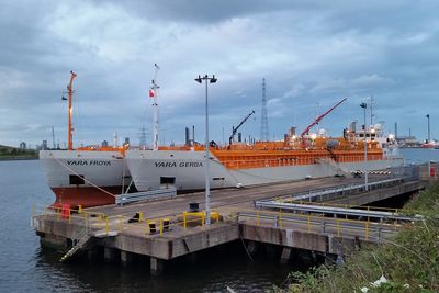 Yara Frøya og Yara Gerda ved terminalen i Tees, England. Fra fabrikken i Wilton fraktes CO2 til kunder i Europa. 