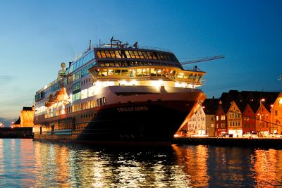 MS Trollfjord i Bergen, hvor Hurtigruten snart kan komme til å drives på strøm mens den er i kai. 