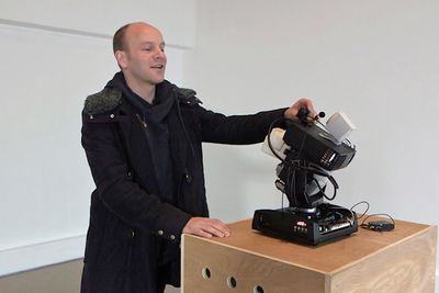 Professor Øyvind Brandtsegg ved NTNU med roboten [self.] som behandler lyd og bilder etter biologiske modeller. &#10;Foto: Mari Wedø, NRK  