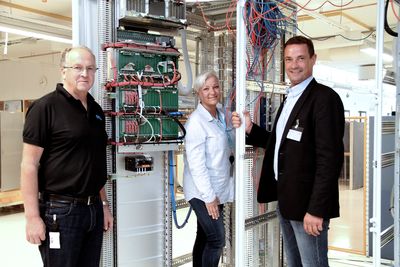 Fra venstre: Harald Albretsen, Monica Metzner fra Origo Solutions og Aron Øksdal fra CCS, her foran et skap under produksjon.
