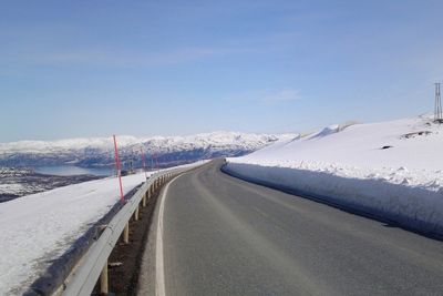 Slik kan Kvænangsfjellet se ut en aprildag. Men vinteren kan også være svært tøff. 10 entreprenører vil bedre forholdene for trafikantene på E6. (Foto: Berit Bjørnholt)