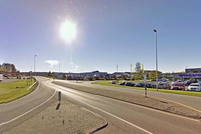 Dette er ikke noen gunstig trafikkløsning. Nå skal de to T-kryssene på Ramstad bygges om til en rundkjøring. (Foto: Google)