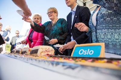 Statsminister Erna Solberg, Venstreleder Trine Skei Grande, KRF-leder Knut Arild Hareide og Frp-leder Siv Jensen delte ut kake da regjeringen presentert  at planleggingen av ny E16 ogRingeriksbane nå starter opp.  Foto: Tore Meek / NTB scanpix