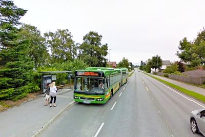 Om to år får bussene egne felt på fylkesveg 44 gjennom Vaulen. Utvidelsen skjer gjennom et område med mye randbebyggelse, men bare tre bolighus må rives. (Foto: Google)