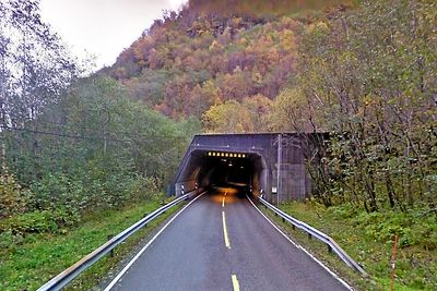Høyangertunnelen blir høyst sannsynlig oppgradert av Gjerden Fjellsikring eller Veidekke. Bildet viser vestre portal. (Foto: Google)