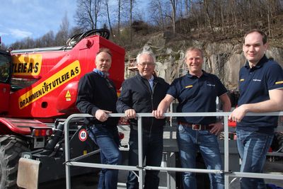 Drammen Liftutleie AS ser optimistisk på mulighetene i bygg- og anleggsmarkedet fremover: Daglig leder Willem Jan van der Meij (fv), styreleder Sverre Gabrielsen, Tom Roger Delsbekk, drift-utleieansvar og Stian Olsen, regnskap/administrasjon (Foto Leo Nygænen).