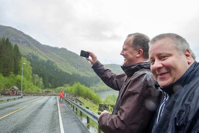 Samferdselsminister Ketil Solvik-Olsen (t.v.) og statssekretær Bård Hoksrud er mandag på befaring ved rasstedet på E16 ved Boge i Vaksdal. Foto: Marit Hommedal / NTB scanpix