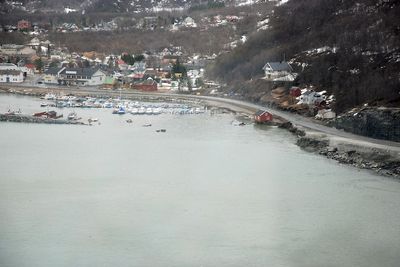 Vegvesenets bilder tatt fra luften over rasstedet i Sørkjosen søndag. Blant annet en brygge og en molo ble skadet av et jordras som gikk natt til søndag. E6 er stengt som følge av raset. OBS KREDIT! Foto: Øyvind Skeie Hellum / Statens vegvesen / NTB scanpix