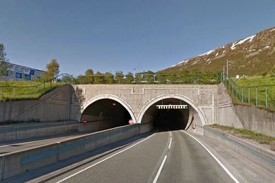 Tromsøysundtunnelen må gjennom en mer omfattende oppgradering enn de fleste andre tunnelener som berøres av tunnelforskirften. Det laveste anbudet er på nesten 200 millioner kroner. (Foto: Google)