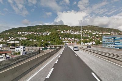 E39 gjennom går tvers gjenom Bergen. Det er en av vegene som ingår i driftsområdet Stor-Bergen. (Foto: Google)
