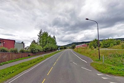 Den som får kontrakten på drift og vedlikehold av veglys i Oppland, må forsikre seg om at disse lyspunktene langs fylkeveg 311 i Lillehammer fungerer som de skal. (Foto: Google)