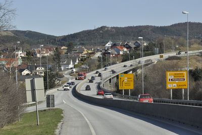 Detter er Kvelluren bru på E39. Den skal bare ta nordgående trafikk når den nye brua blir ferdig. Bredden er ikke større enn nødvendig. Feltet lengst til venstre på bildet, blir pårampe for Hovekrysset og avrampe for Sandvedkrysset. (Foto: Anders Haakonsen)