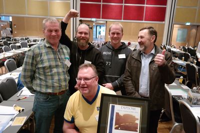 Foran bas på utleggerlaget til Skanska Asfalt som fikk prisen, Urban Låbbmann, med Pål Cato Hansen, Roger Hensiksson, Christer Henriksson og Tore Larsen stående bak. Foto: Jarle Skoglund