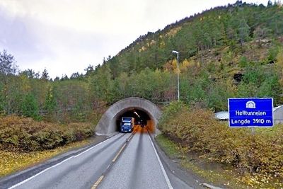 Helltunnelen som krysser fylkesgrensen mellom Sør- og Nord-Trøndelag, er den lengste av de fem tunnelene som skal oppgraderes. Bildet viser den sørvestre portalen. (Foto: Google)
