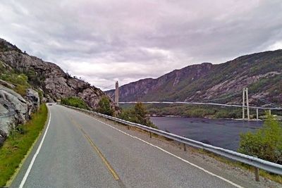 Riksveg 13 gjennom Forsand kommune inngår i området Høgsfjord. Brua i bakgrunnen er Lysefjordbrua. (Foto: Google)