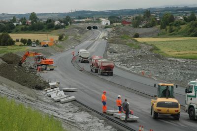 Nordre parsell av E 6 får fire felt og blir 20 meter bred. ÅDT er beregnet til ca. 12 000. Brubakktunnelen er synlig i bakgrunnen. Det er en 130 meter lang løsmassetunnel.