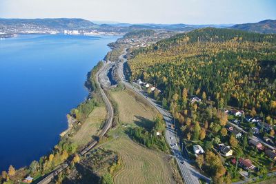 Den nye fire-feltsvegen skal presses inn mellom dagens E 6 og Nordlandsbanen. Masseuttaket midt på bildet er gjort i en tidligere entreprise.