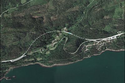 Riksveg 662 holder en uakseptabel standard vest for Molde sentrum. I juni 2009 åpnes tunnelene som avløser vegen. (Ill.: Statens vegvesen)