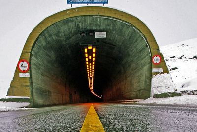 Fire meter er maksimal tillatt høyde i Svandalsflonatunnelen. Før året er omme skal den og de øvrige tunnelene på Haukeli- og Røldalsfjellet skiltes for en høyde på 4,2 meter.