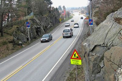 E 18 like øst for Øygardsdalen. Innen 30. juni neste år skal vegen være utvidet og midtdeler skal være på plass.