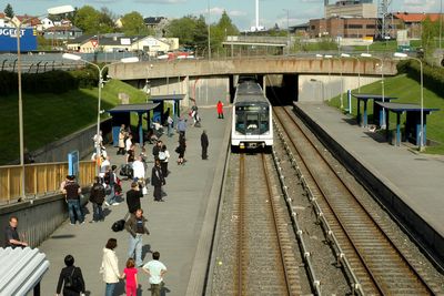 En stor del av Økern T-banestasjon vil ligge under lokk når utbyggingen i området er fullført. Passasjerene kan glede seg over nye adkomstmuligheter og høyere standard på stasjonen.