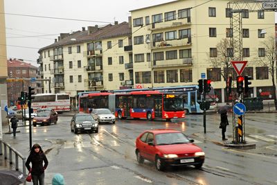 Carl Berners plass er et viktig knutepunkt for kollektivtrafikk, men trafikkforholdene er vanskelige. Nå skal forholdene legges bedre til rette for busser og trikker.